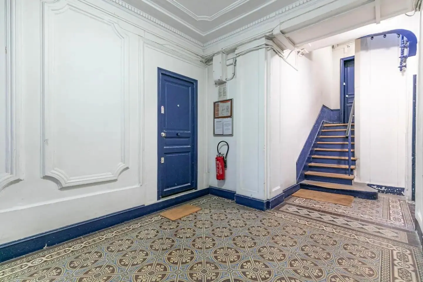 Gare Du Nord Confortable Pied A Terre Avec Patio Apartment Paris